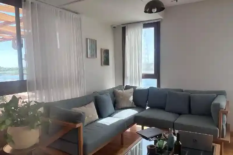 Lounge elegante a bordo della Dahabeya Per Ba Merkaba